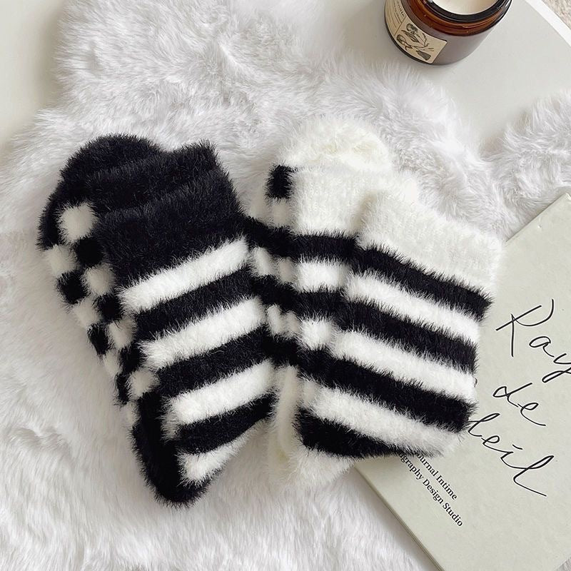 Plush socks for women in autumn and winter plus velvet and thickening to keep warm Japanese style black and white home floor striped plush stockings