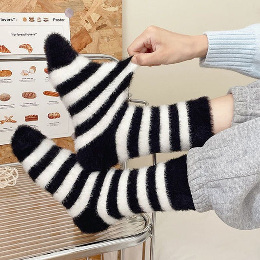 Plush socks for women in autumn and winter plus velvet and thickening to keep warm Japanese style black and white home floor striped plush stockings